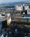 横浜駅と港を望む