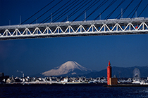 横浜港から富士を望む